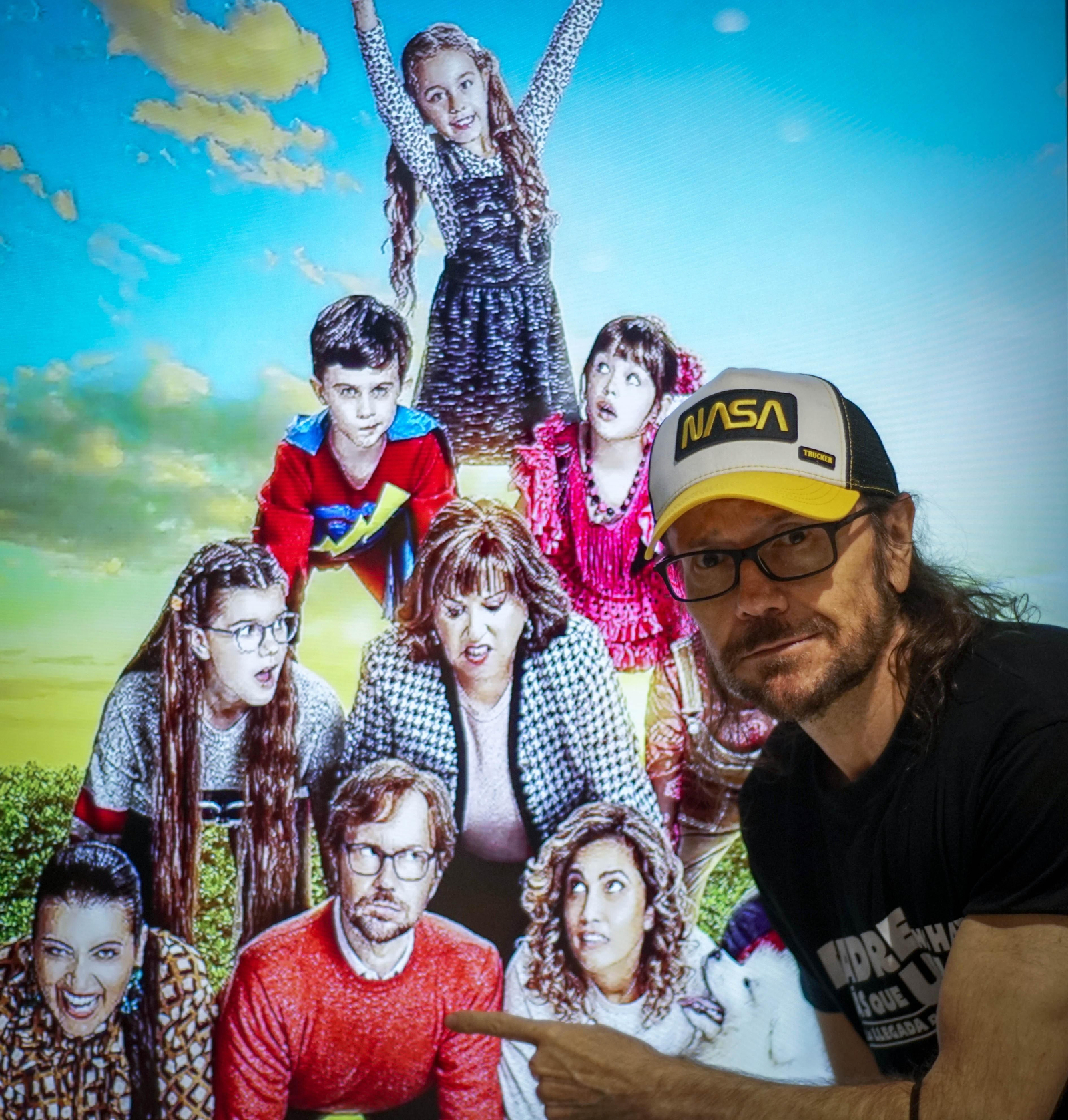 Segura, ante un anuncio de su película.