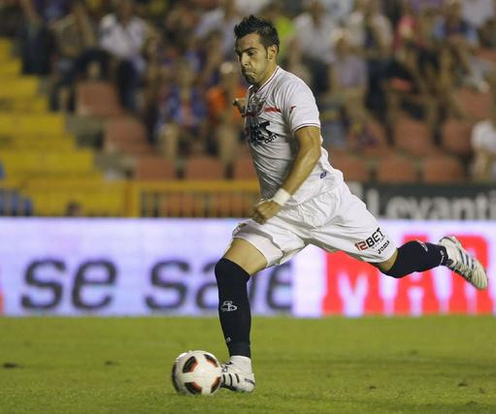 Álvaro Negredo lanza desde el punto de penalti.

Foto: AFP / Reuters / EFE
