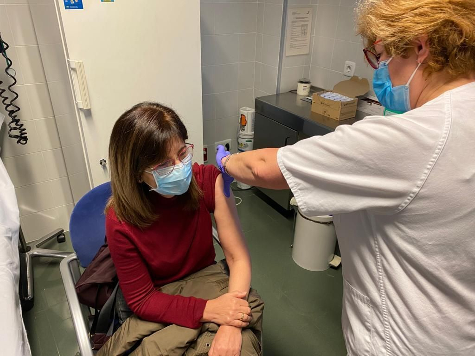 Trinidad Peñuela, médico de familia del centro de salud de Antequera, recibe la vacuna.