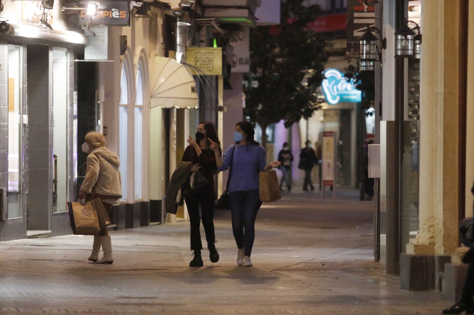 La primera tarde de cierre de bares y comercio en Córdoba, en fotografías