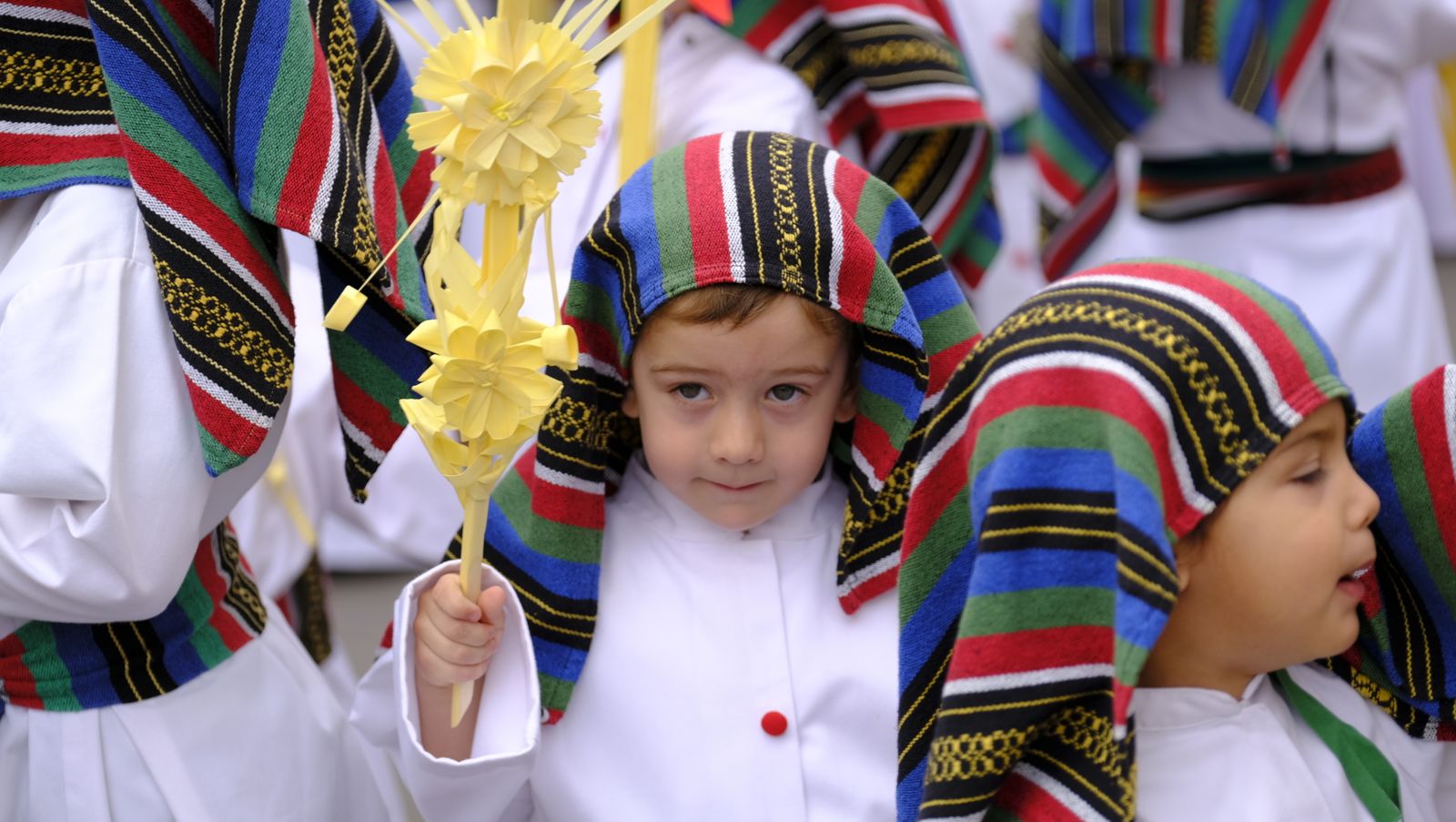 La Borriquita procesiona por las calles de Almería, en imágenes