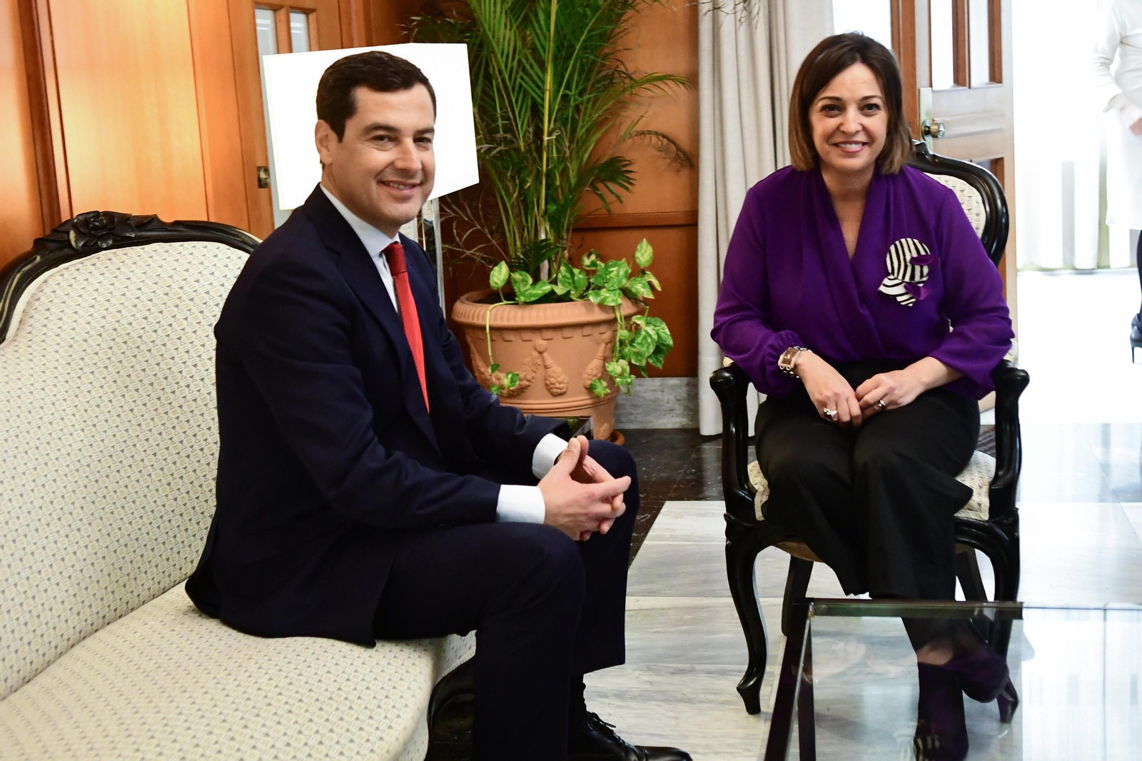 Isabel Ambrosio y Juanma Moreno posan antes de la entrevista. Isabel Ambrosio y Juanma Moreno posan antes de la entrevista.