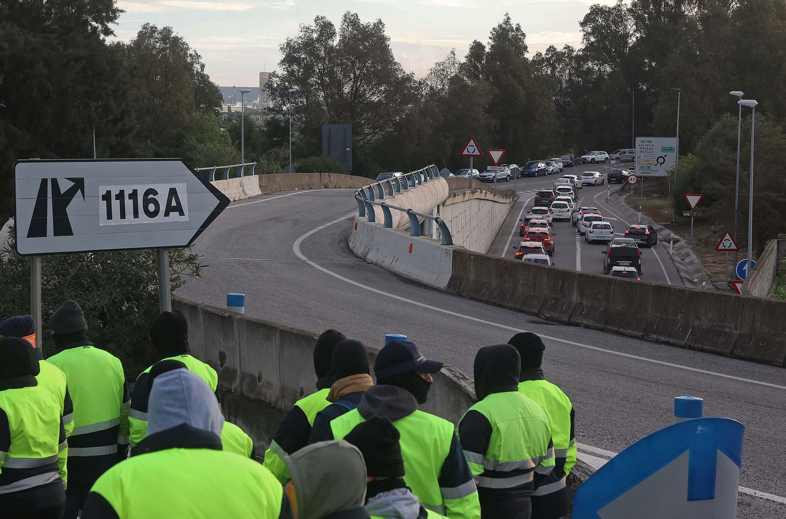 El nuevo corte de la A7 por los huelguistas de Acerinox, en imágenes