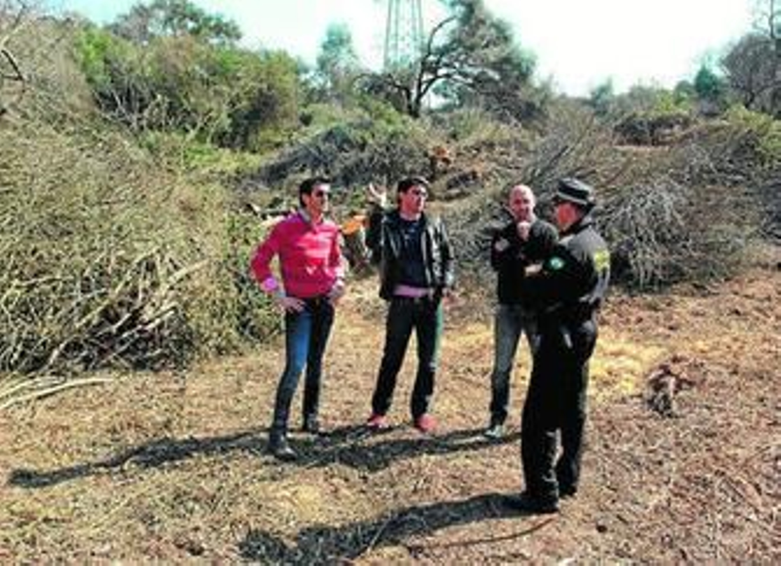 Puerta y Ordóñez hablan con un policía local, ayer en el Pinar.