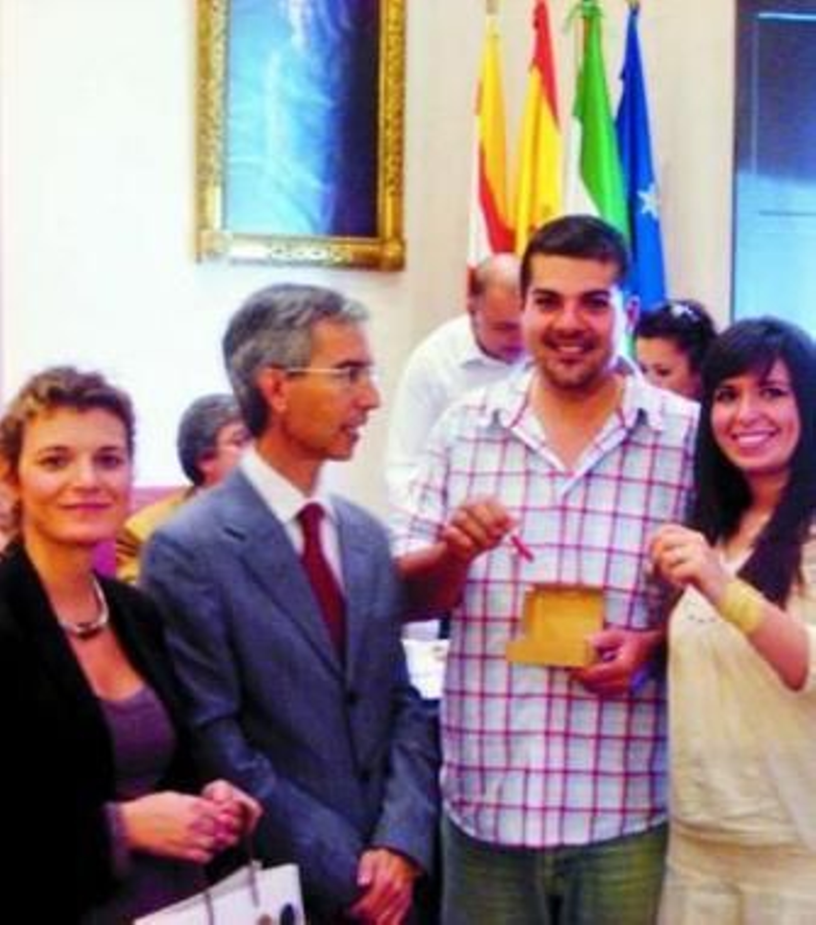 La subdirectora de Dolmen y el alcalde de Utrera entregaron ayer las VPO.