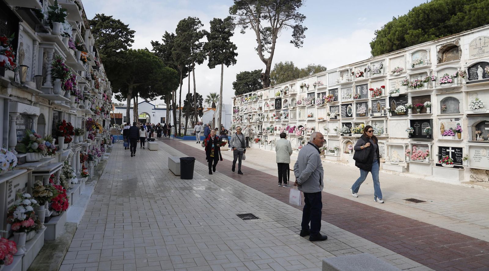Fotos del Día de Todos Los Santos en el cementerio de La Línea
