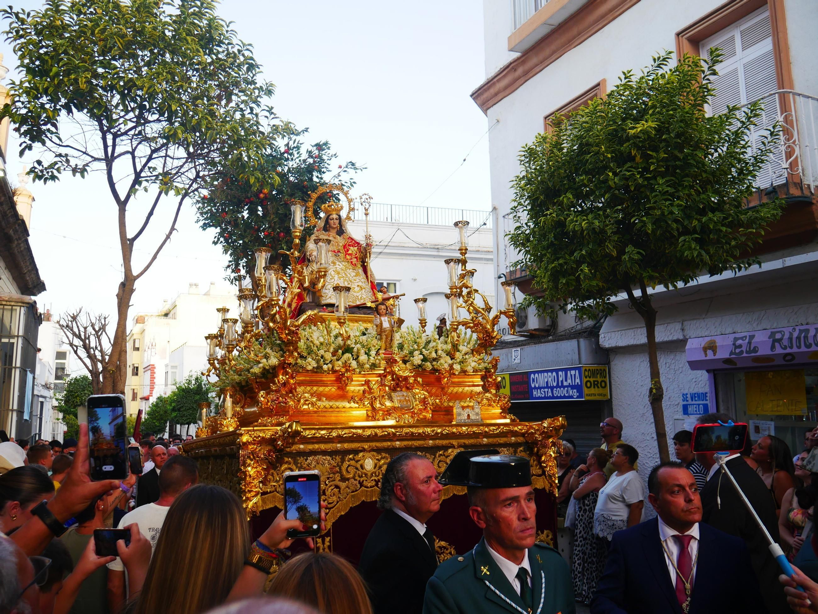 El cortejo, subiendo la calle Colón.