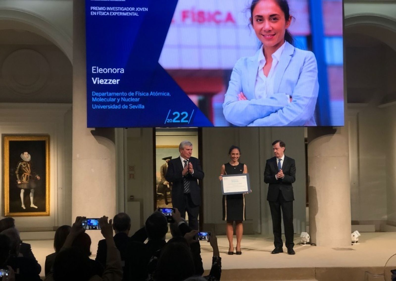 La investigadora Eleonora Viezzer recibe el Premio de Física 2022, el martes en Madrid, por su investigación en la fusión nuclear.