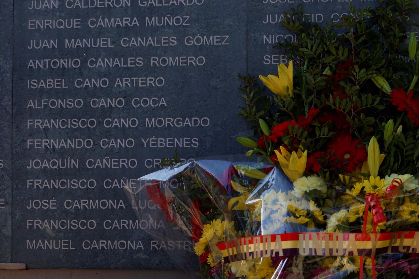 La ofrenda floral a las víctimas del franquismo con motivo del 50 aniversario del fin de la dictadura, en imágenes