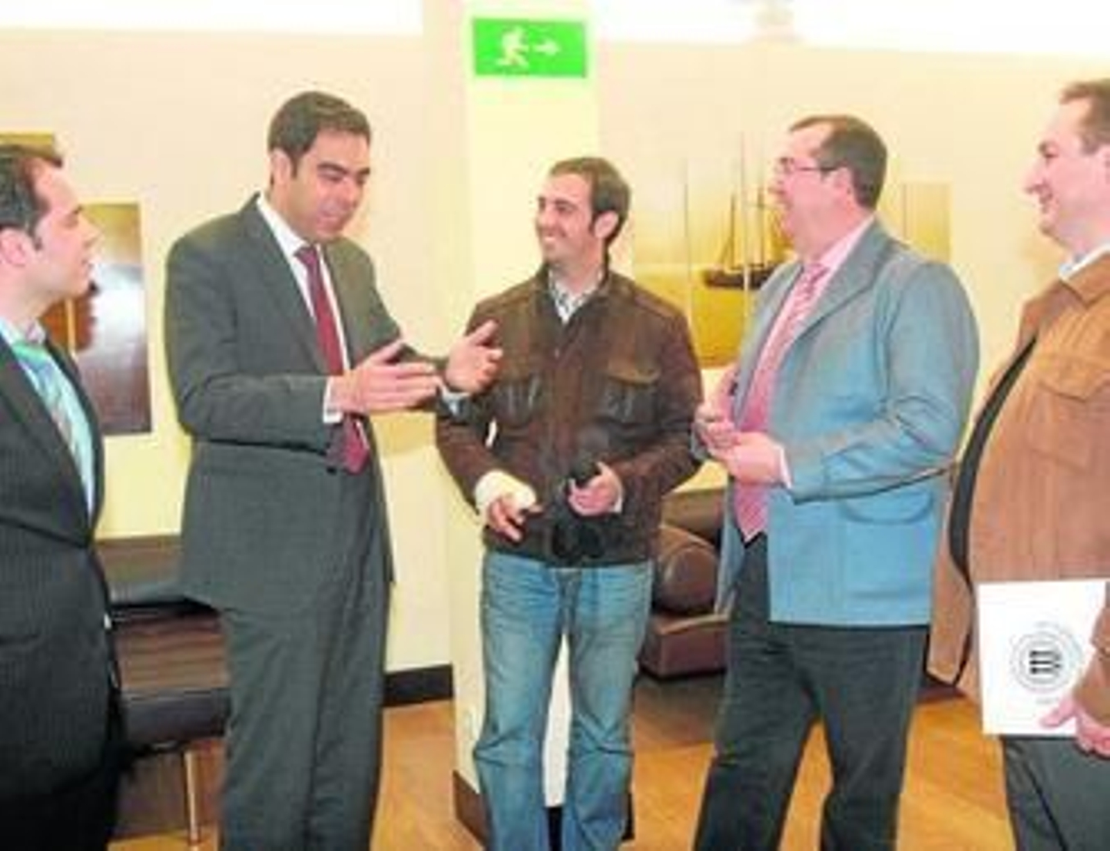 El concejal José Luis Barragán (segundo por la derecha) con los taxistas y autónomos.