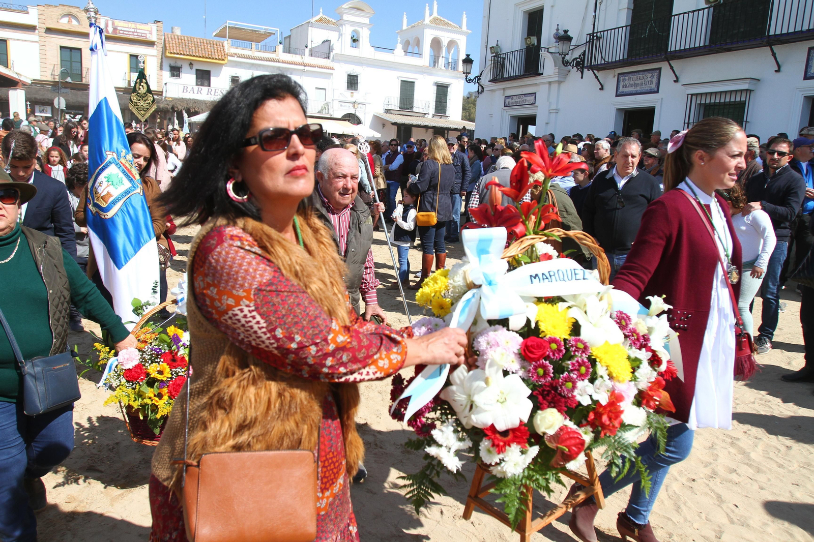 La Hermandad de Huelva se presenta ante la Virgen del Rocío en su peregrinación a la aldea almonteña