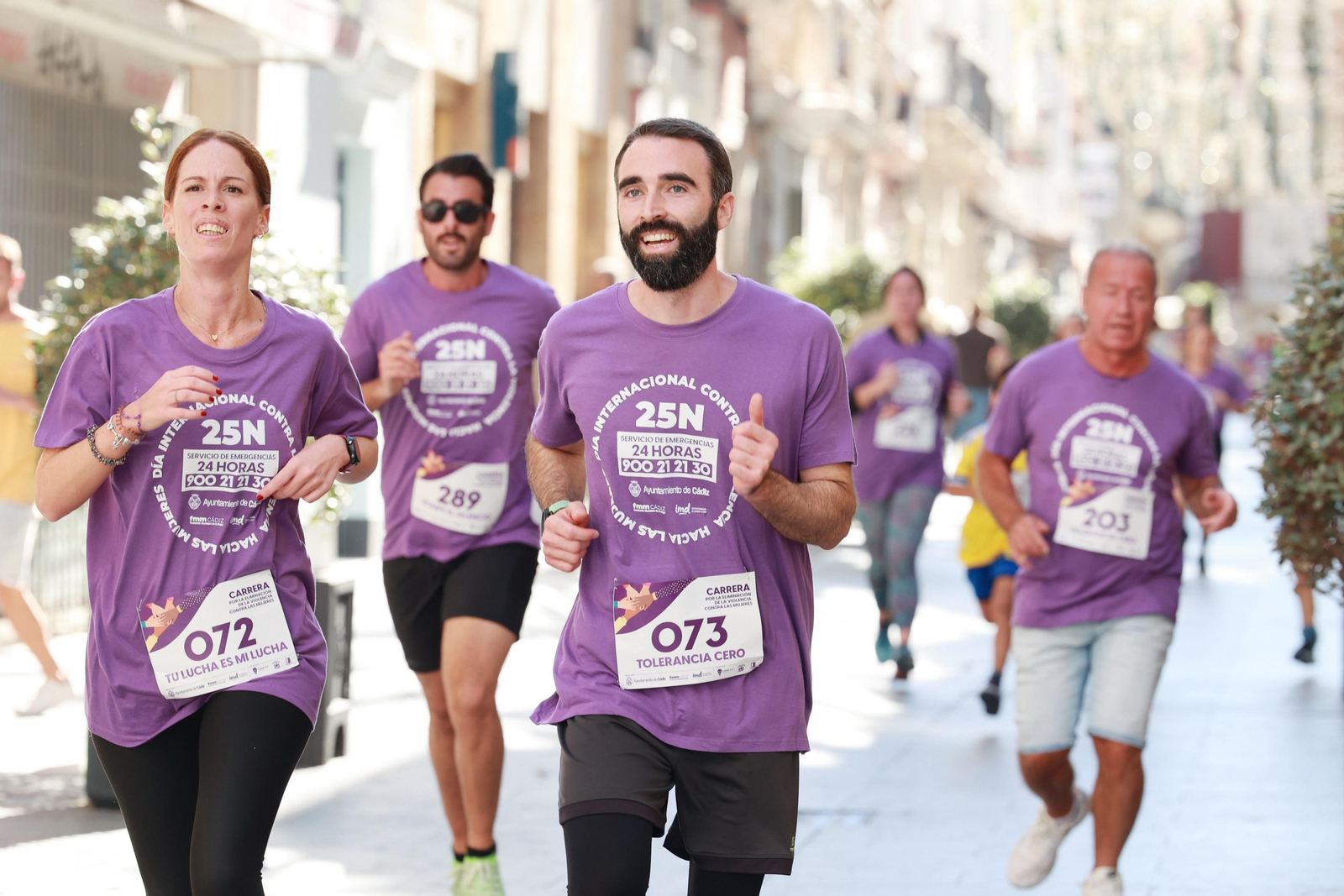 Todas las imágenes de la carrera contra la violencia de género en Cádiz