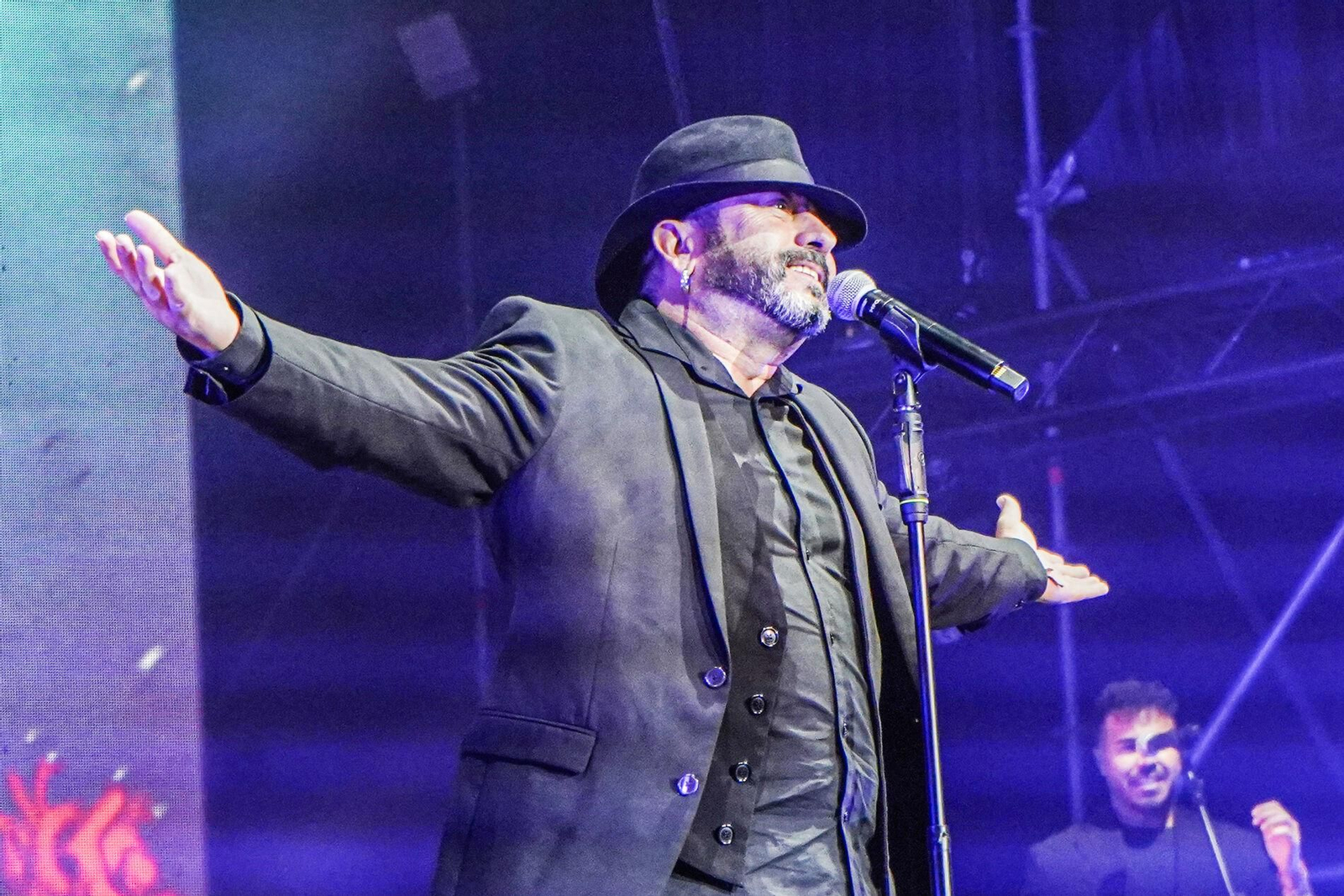 Las mejores imágenes del concierto de El Barrio en Granada