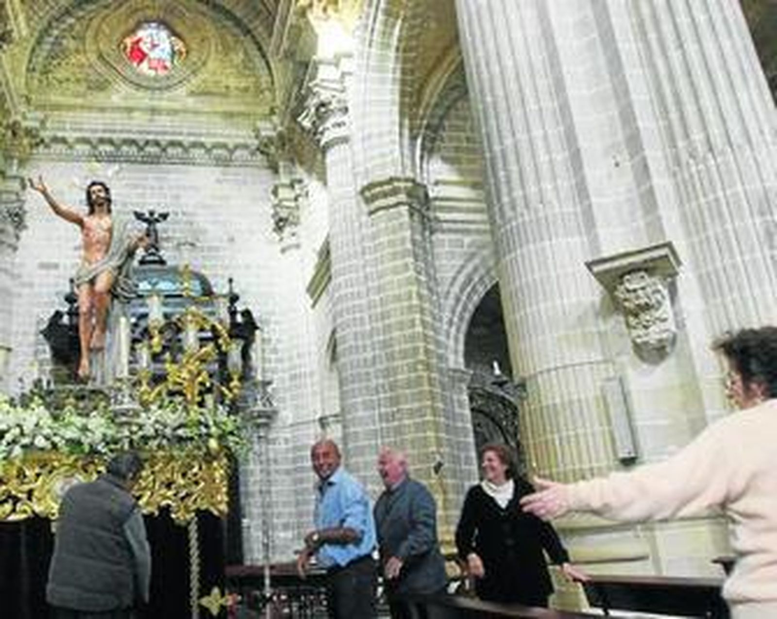 El paso de la Sagrada Resurrección, ayer, en la Catedral.