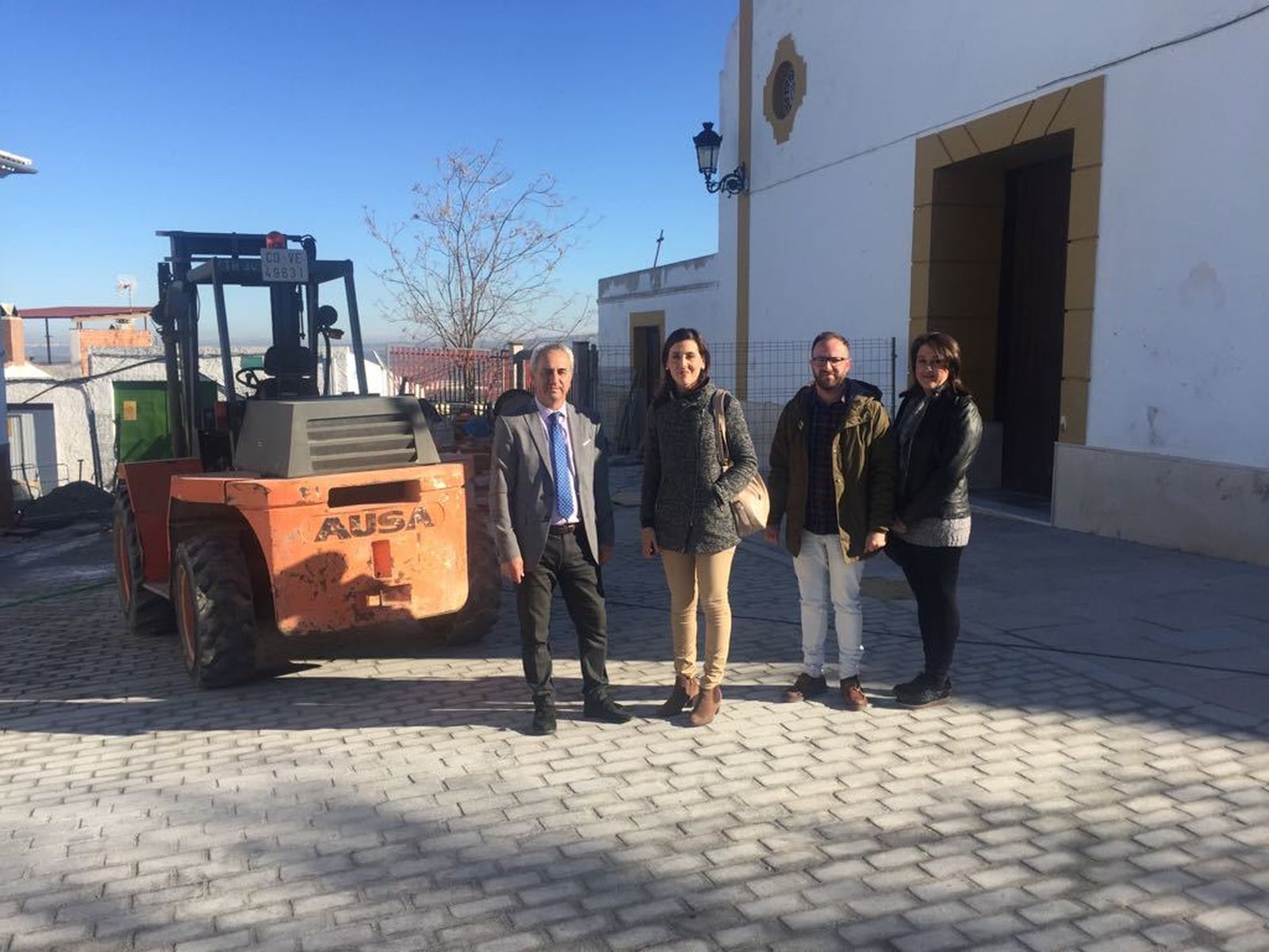 Responsables institucionales durante la visita a las obras.
