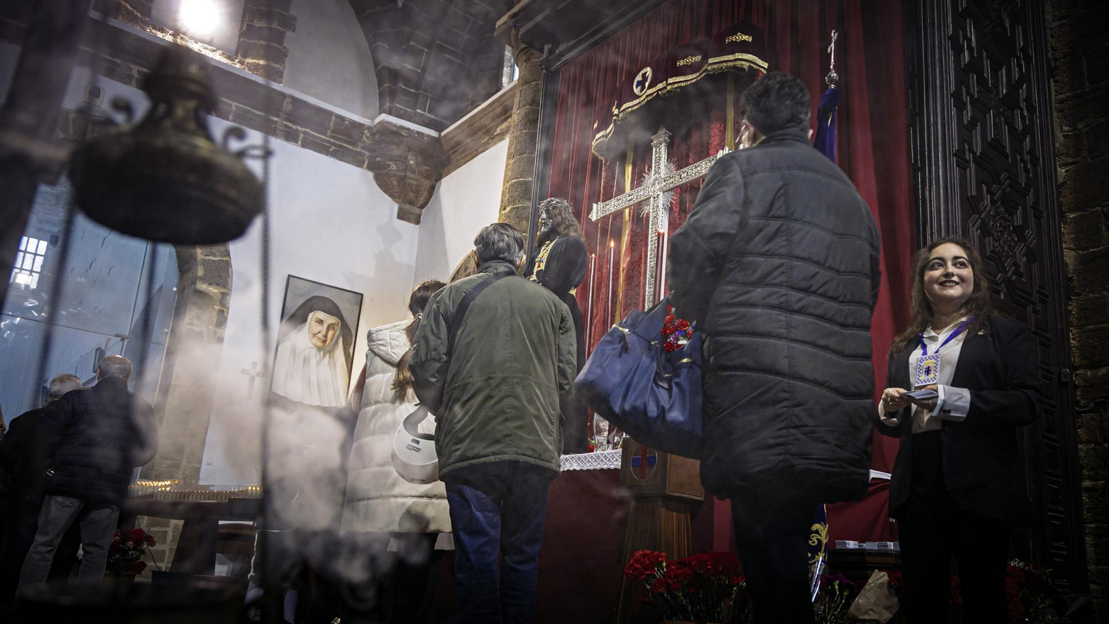 Las imágenes del besapié del primer viernes de marzo al Medinaceli en la Iglesia de Santa Cruz de Cádiz