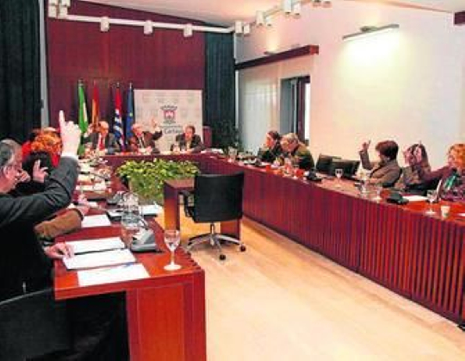 Los concejales del Ayuntamiento de Cartaya votan una propuesta.