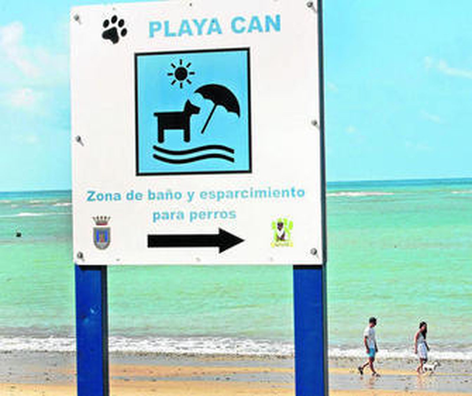 Cartel identificativo de la playa-can inaugurada este mes en Punta Candor, en Rota.