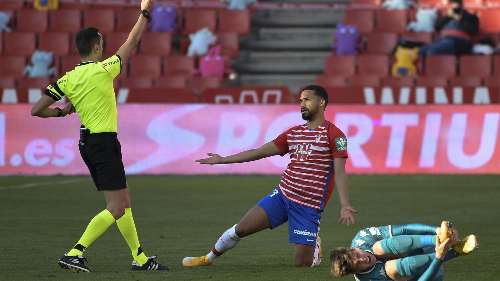 Yangel Herrera ve amarilla en el duelo ante el Betis de esta temporada.