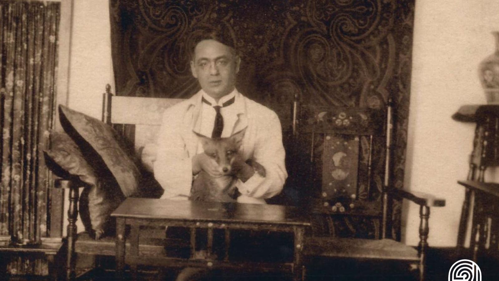 Blas Infante en su casa de Isla Cristina, con la cria de zorro que rescató en la noche de San Silvestre. 1927