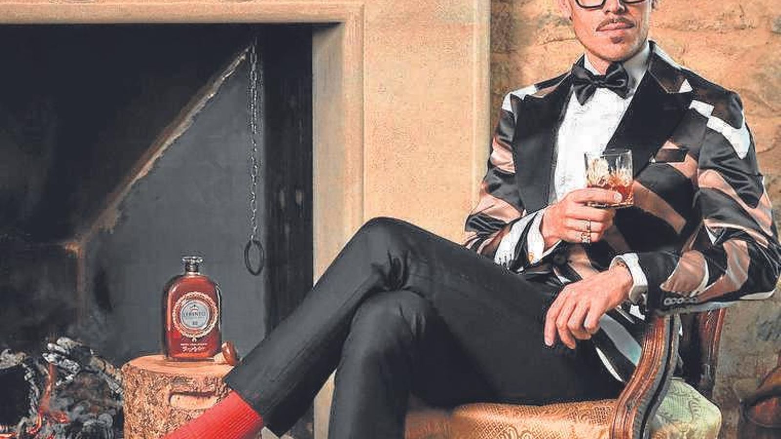 Juan de Avellaneda junto al Brandy Solera Gran Reserva.