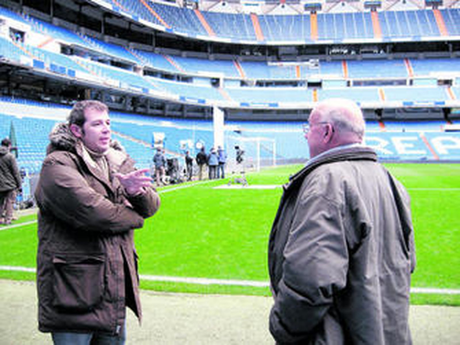 César García con su padre, Melchor, en el Estadio Santiago Bernabéu.