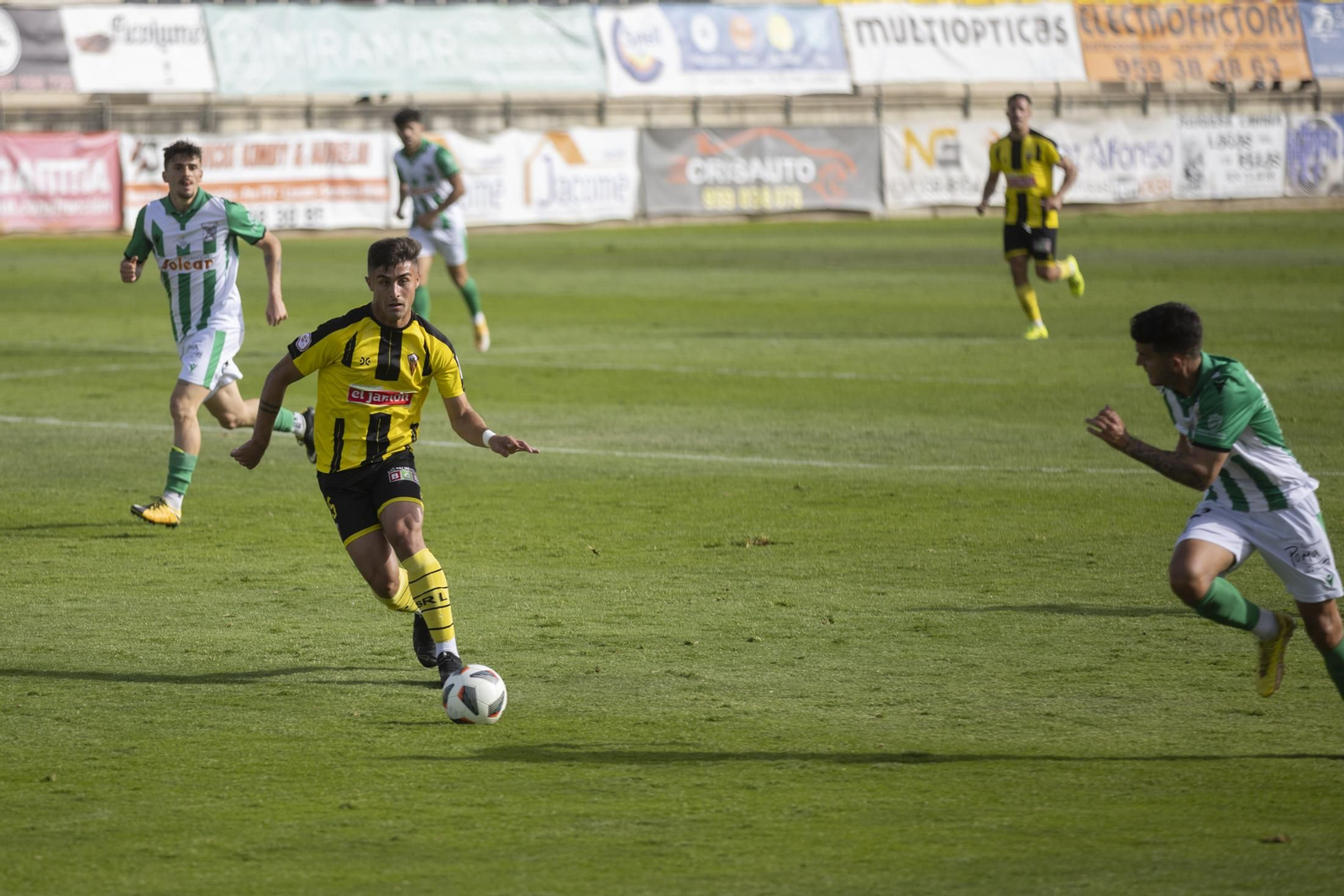 Imágenes del partido entre el San Roque de Lepe y el Atlético Sanluqueño