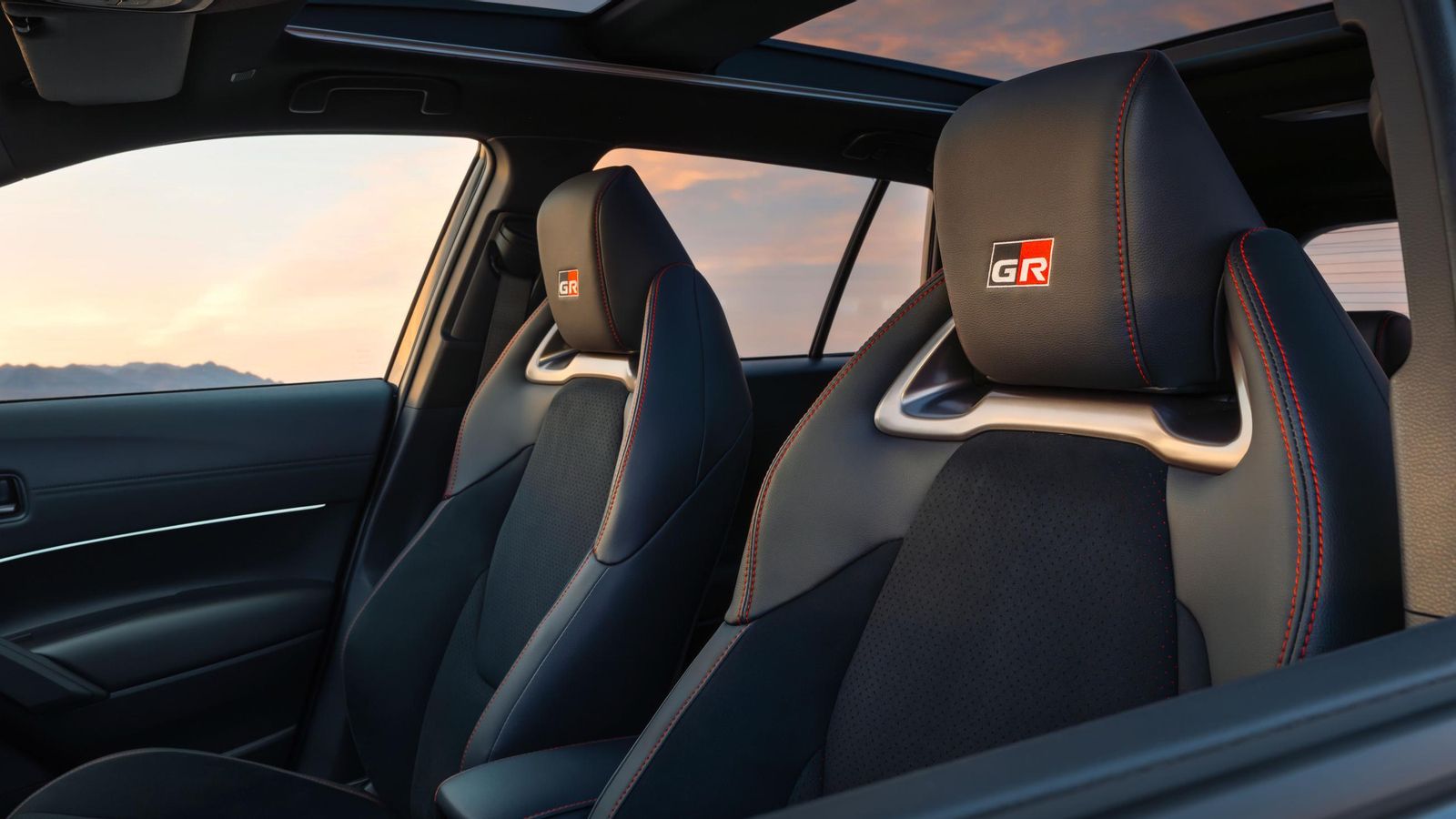 Entre los elementos diferenciadores del nuevo acabado GR Sport que estrena el Corolla Cross están estos asientos de aspecto más deportivo.