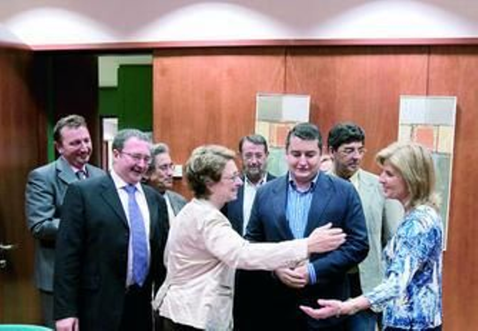 Carmen Martínez Aguayo, consejera de Economía, saluda a los dirigentes del PP, antes de la reunión.