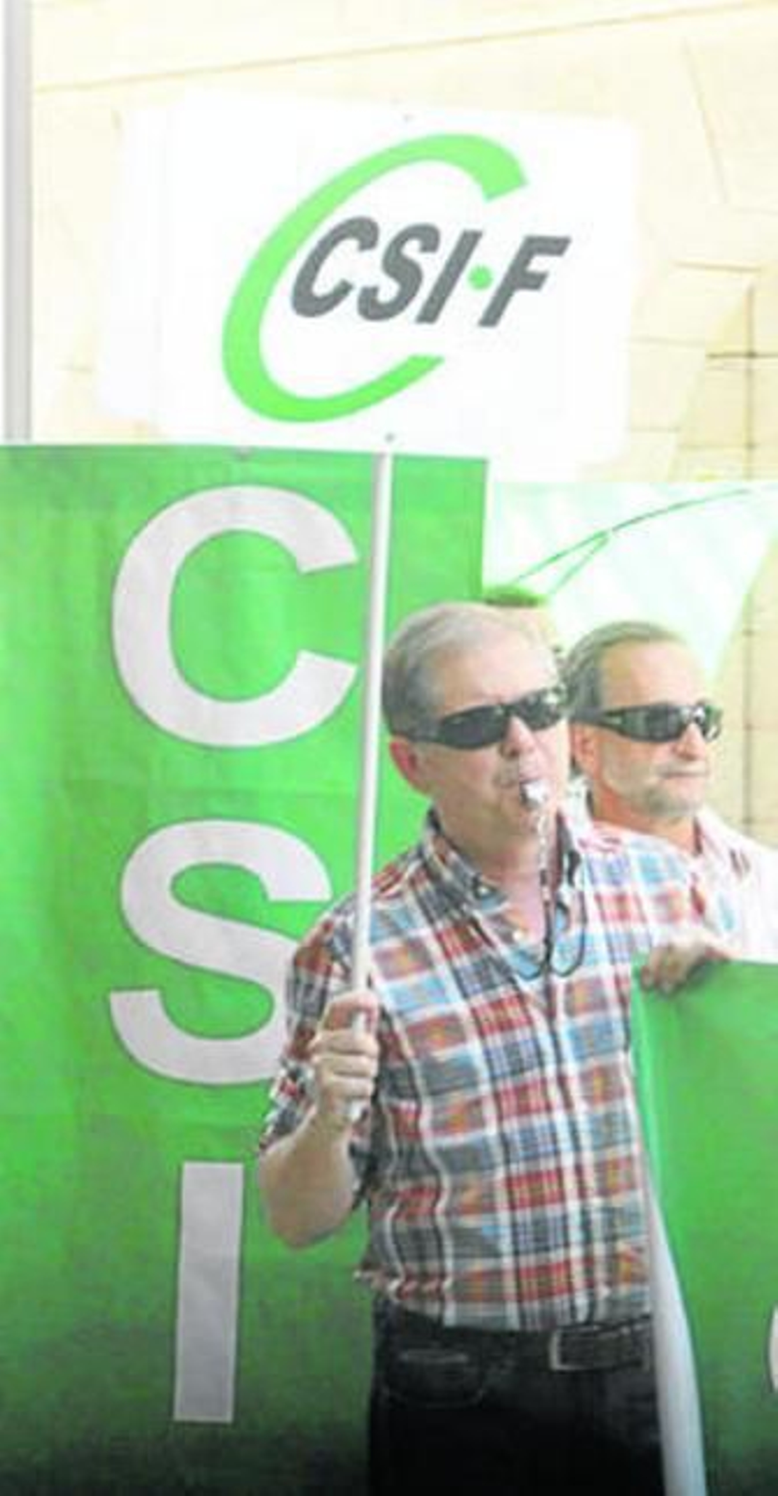 Protesta en Huelva de empleados públicos afiliados a CSIF.