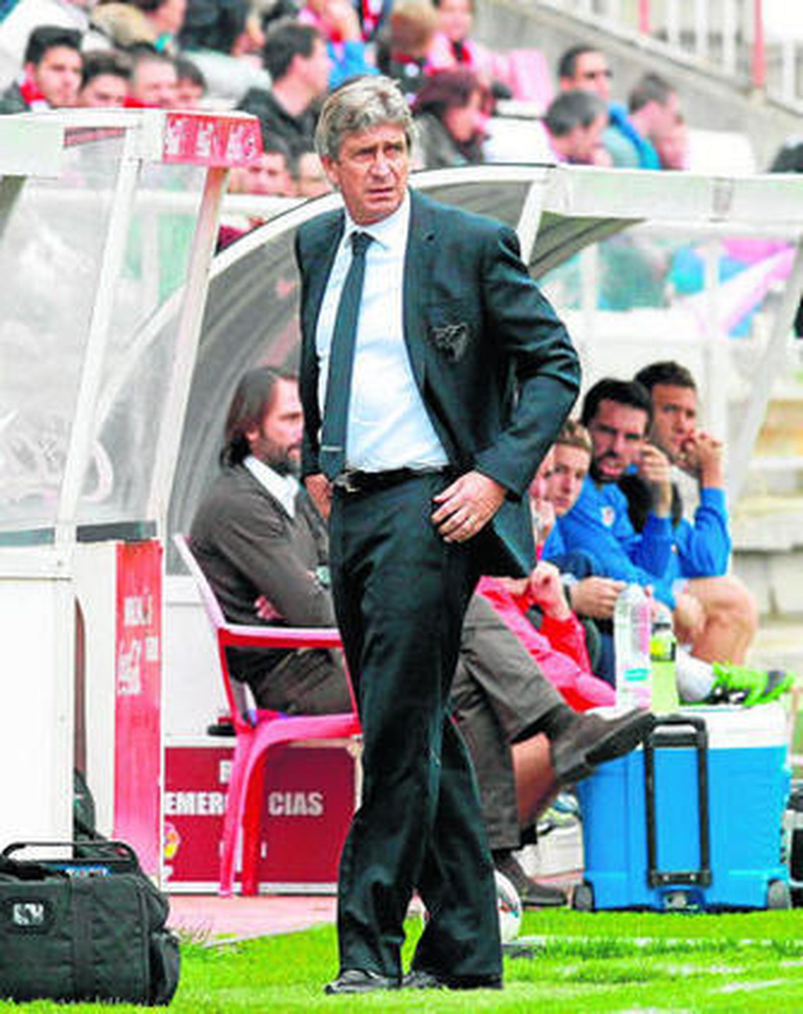 Pellegrini observa el partido en la zona técnica.