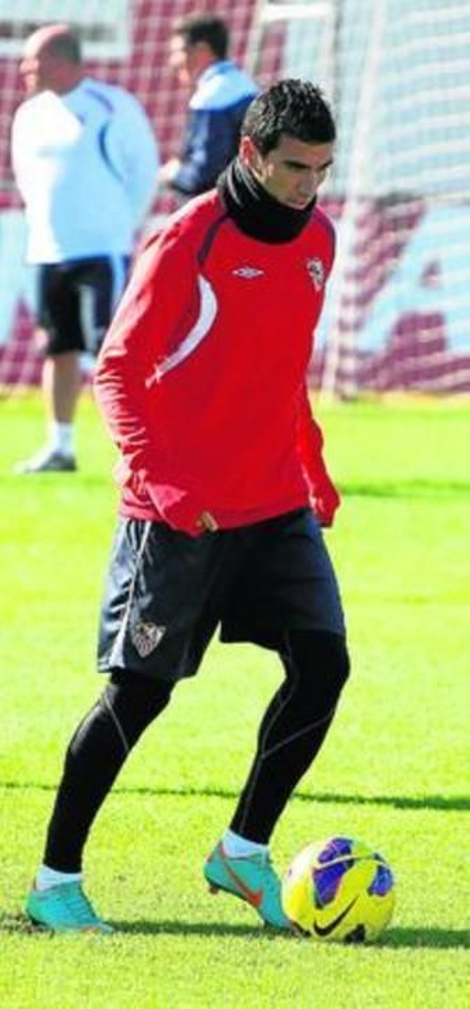 Reyes conduce el balón en el entrenamiento del lunes.