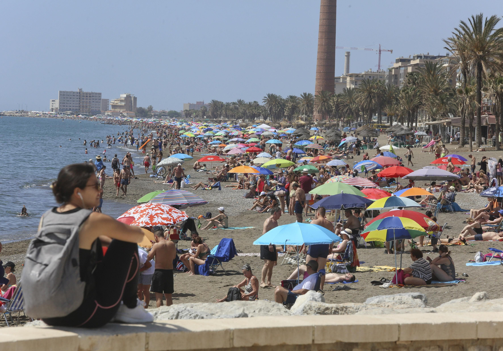 Un domingo de playa en Málaga, en fotos.