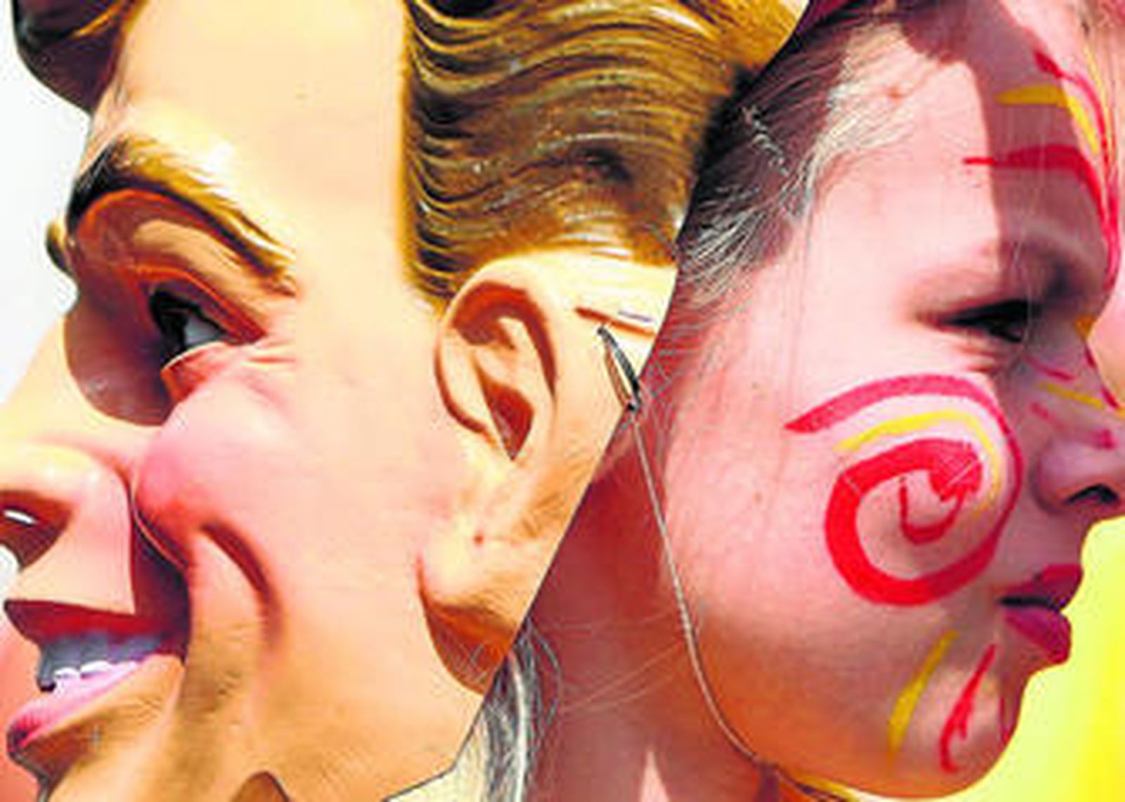 Una chica lleva una careta de hombre en una fiesta de carnaval celebrada en Múnich.