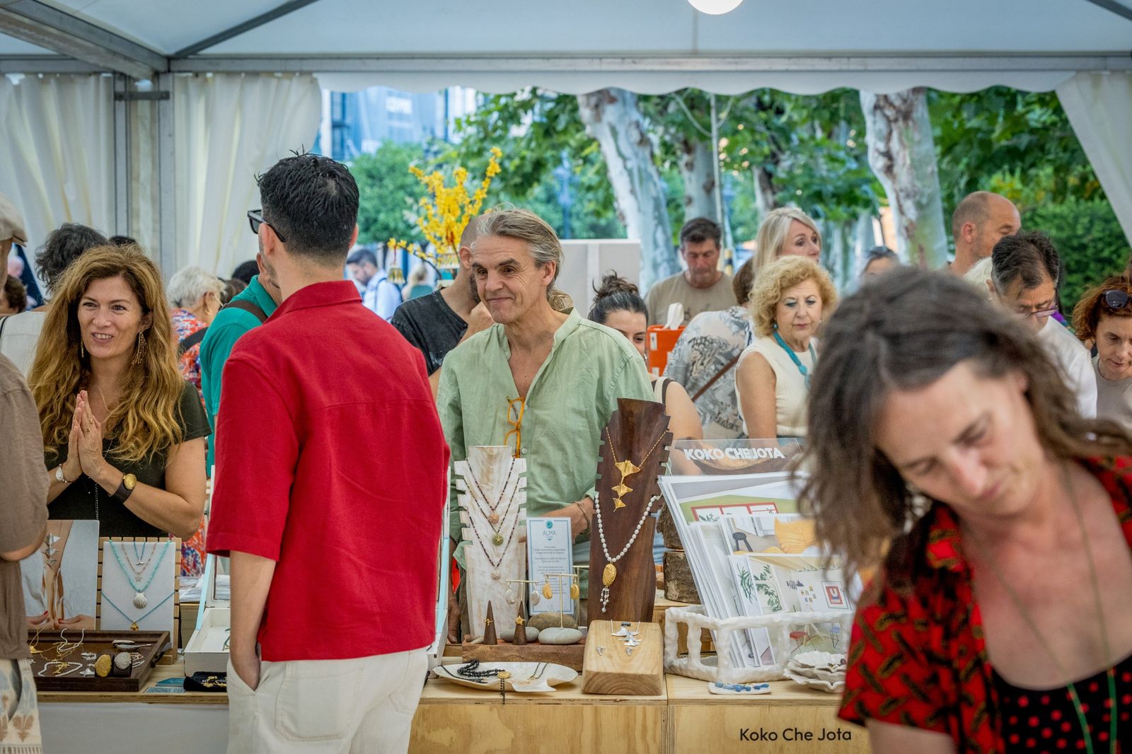 Las imágenes del mercado de Sures Festival en la Plaza España en Cádiz