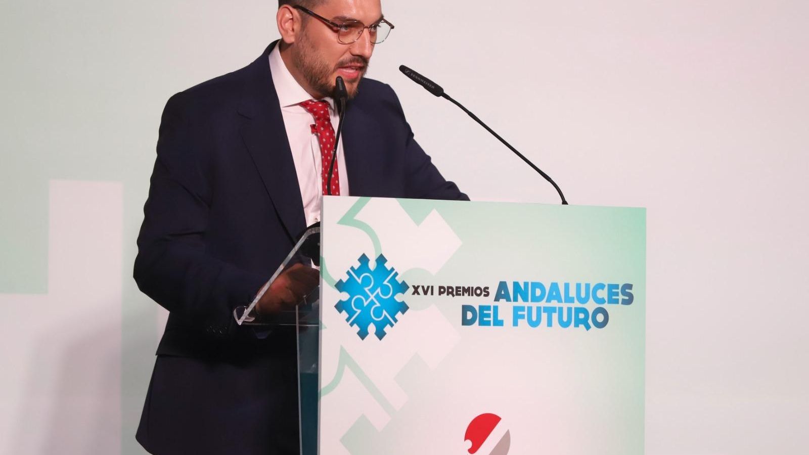Blas Torres, hablando al público. Blas Torres, hablando al público.