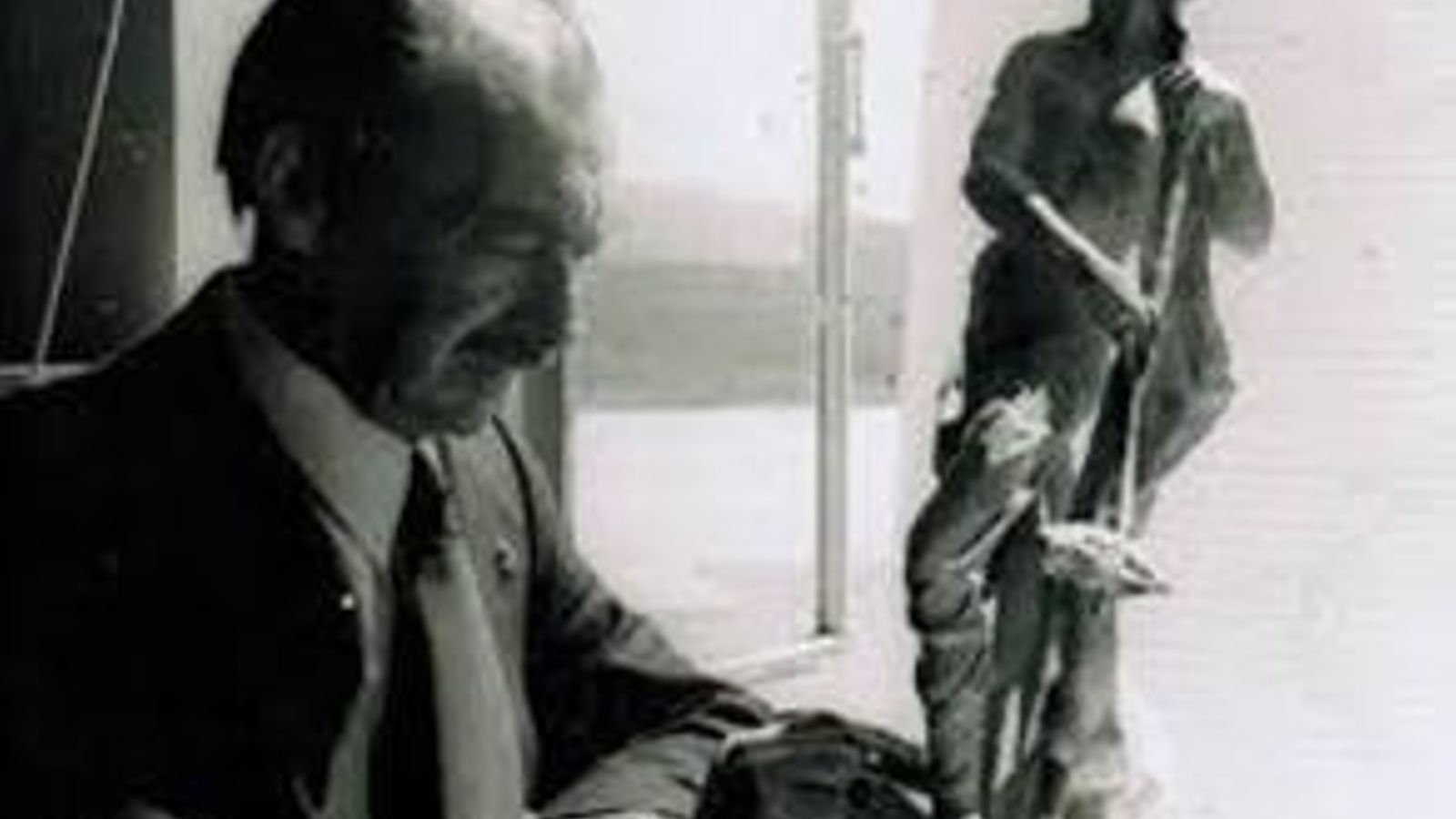 Luis Ortega Bru y su boceto de Simón Susarte, conservado en el Palacio de los Gobernadores, San Roque.