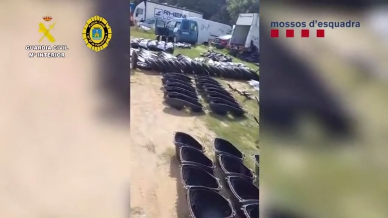 Parte del despiece de las motocicletas en la finca.