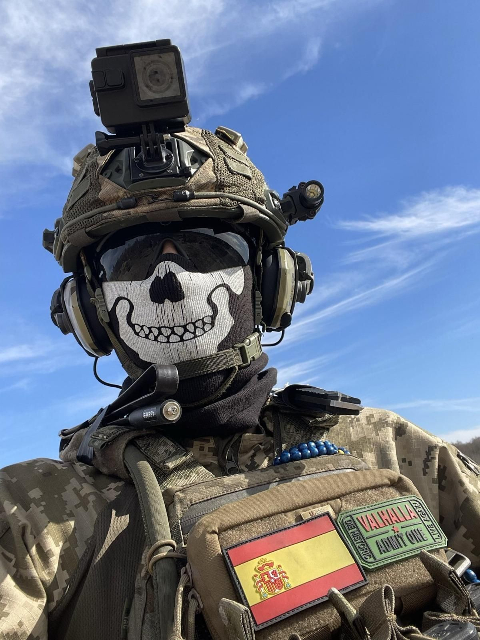 Ren 2, protegido por un siniestro pasamontañas y un casco con cámara y linterna incorporadas. En su uniforme, la bandera española junto a la palabra escandinava Valhalla -el lugar reservado a los guerreros caídos en batalla- y una conclusión: "Admitido". Ren 2, protegido por un siniestro pasamontañas y un casco con cámara y linterna incorporadas. En su uniforme, la bandera española junto a la palabra escandinava Valhalla -el lugar reservado a los guerreros caídos en batalla- y una conclusión: "Admitido".