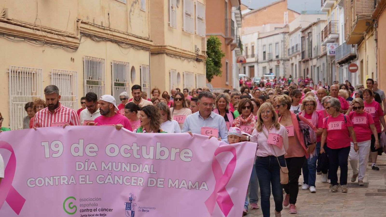 El alcalde, concejales y presidenta de la Junta Local de la AECC encabezaron la marcha