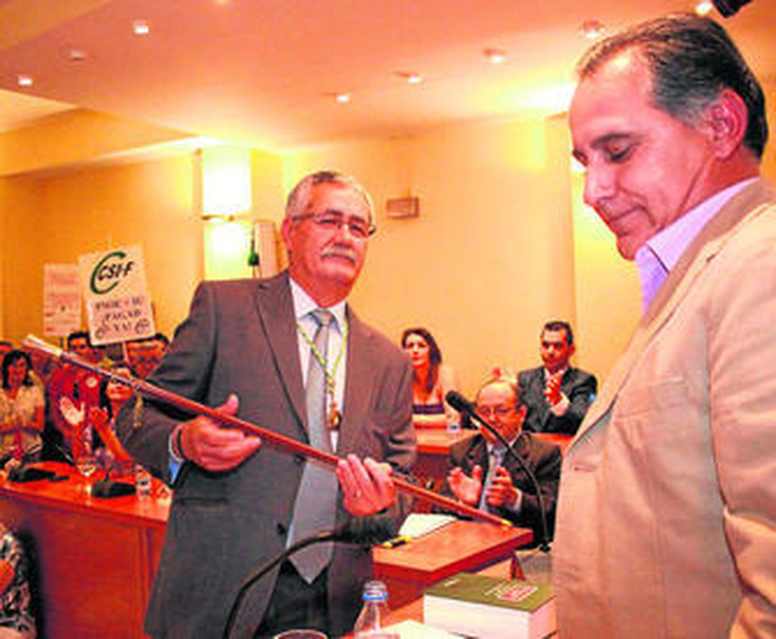 El alcalde barreño, Juan Montedeoca, sostiene entre sus manos el bastón de mando durante la sesión de investidura, el pasado junio.