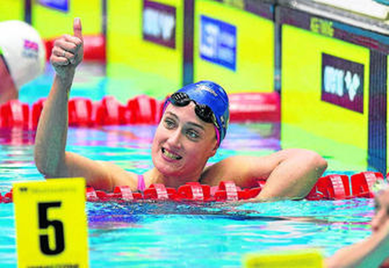 Mireia Belmonte hace un gesto de satisfacción tras ganar la prueba de lso 400 estilos.