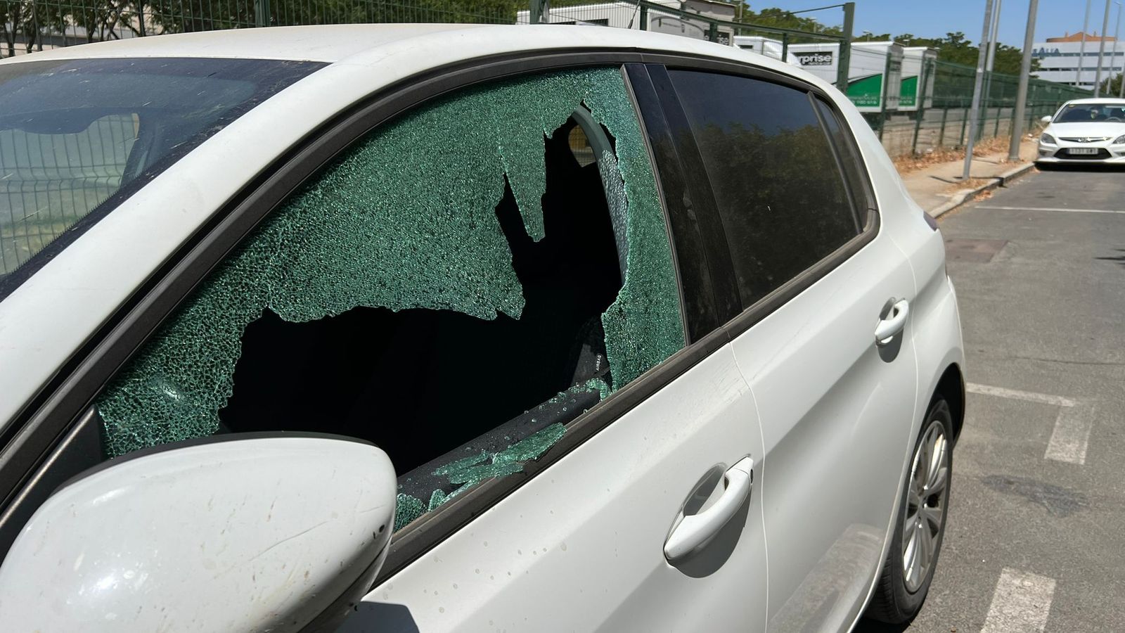 Un coche con la ventanilla rota.