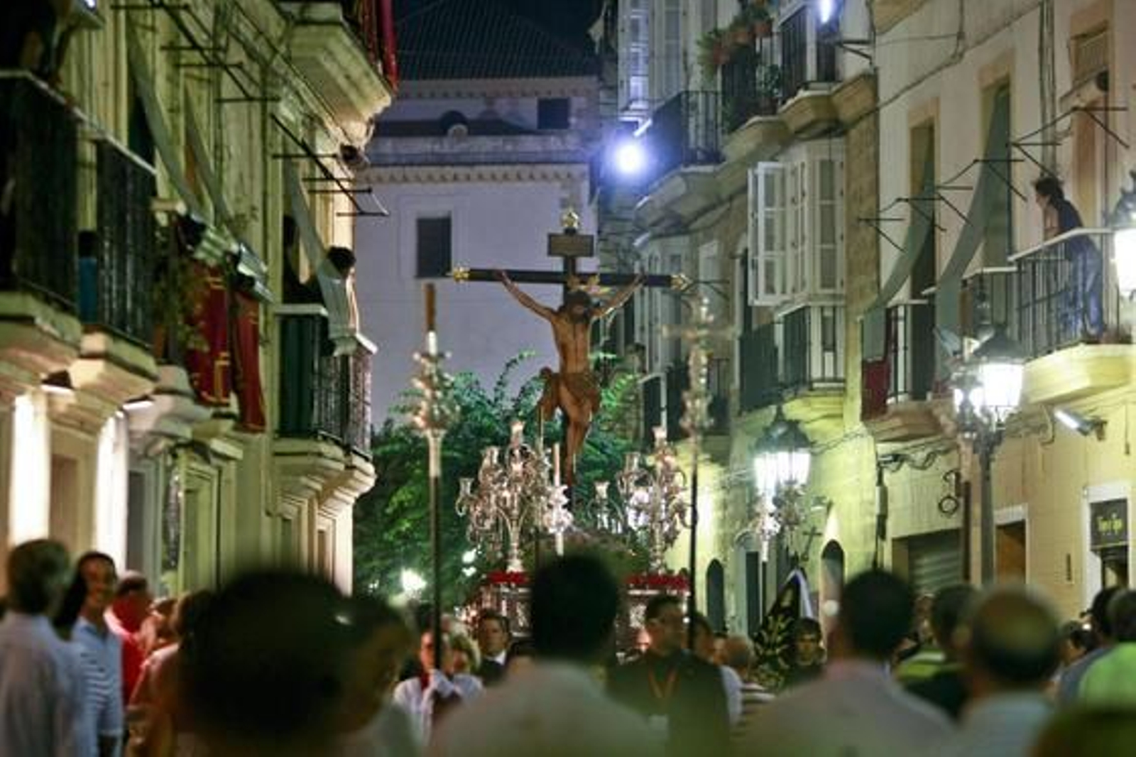 Miles de personas abarrotan las calles de la capital para disfrutar de la  magna de pasos con motivo de la JMJ. Participaron 15 cofradías de la diócesis./Fotos:Julio González

Foto: Julio Gonzalez