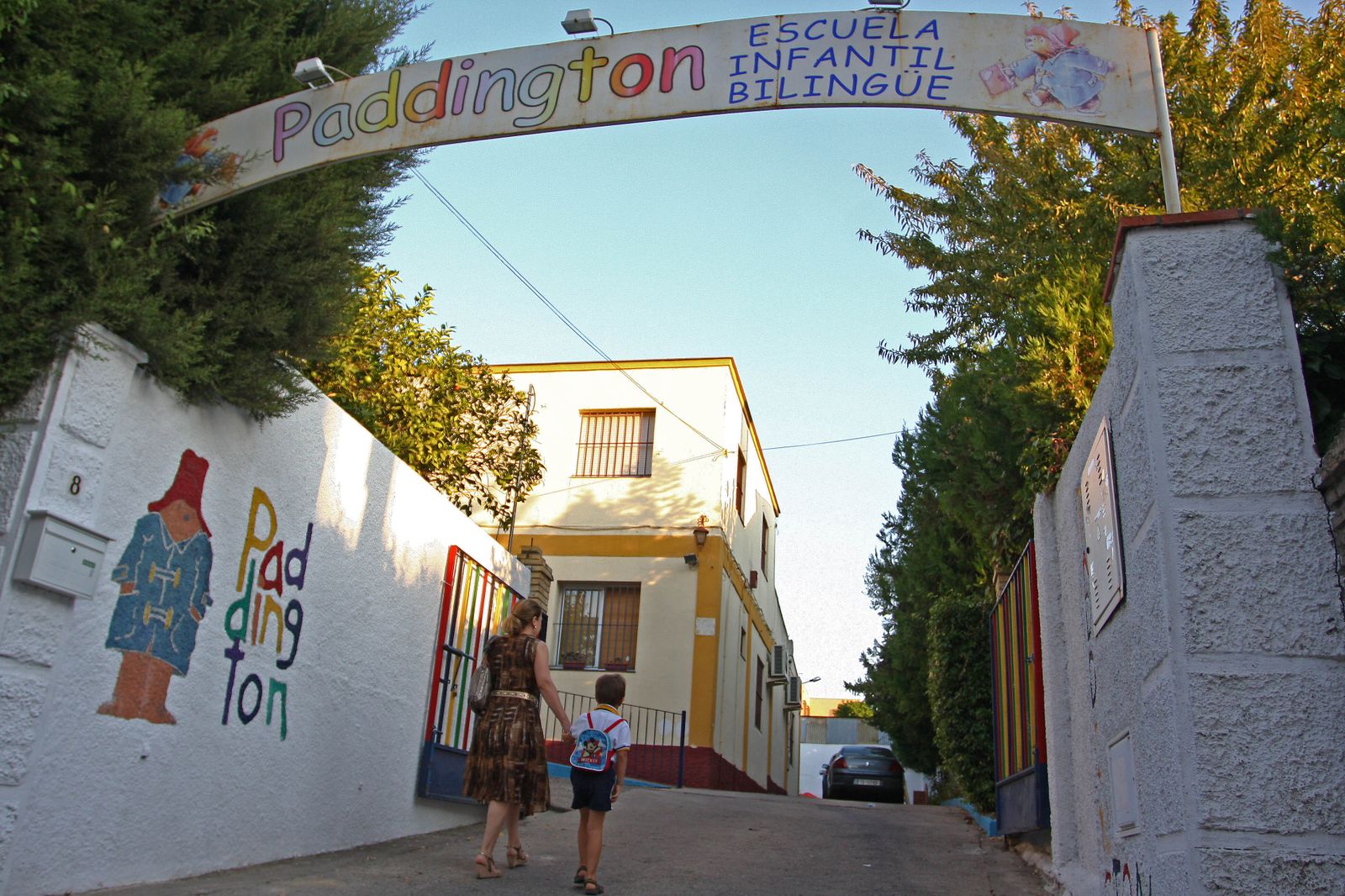 Una madre lleva a su hijo a la guardería.