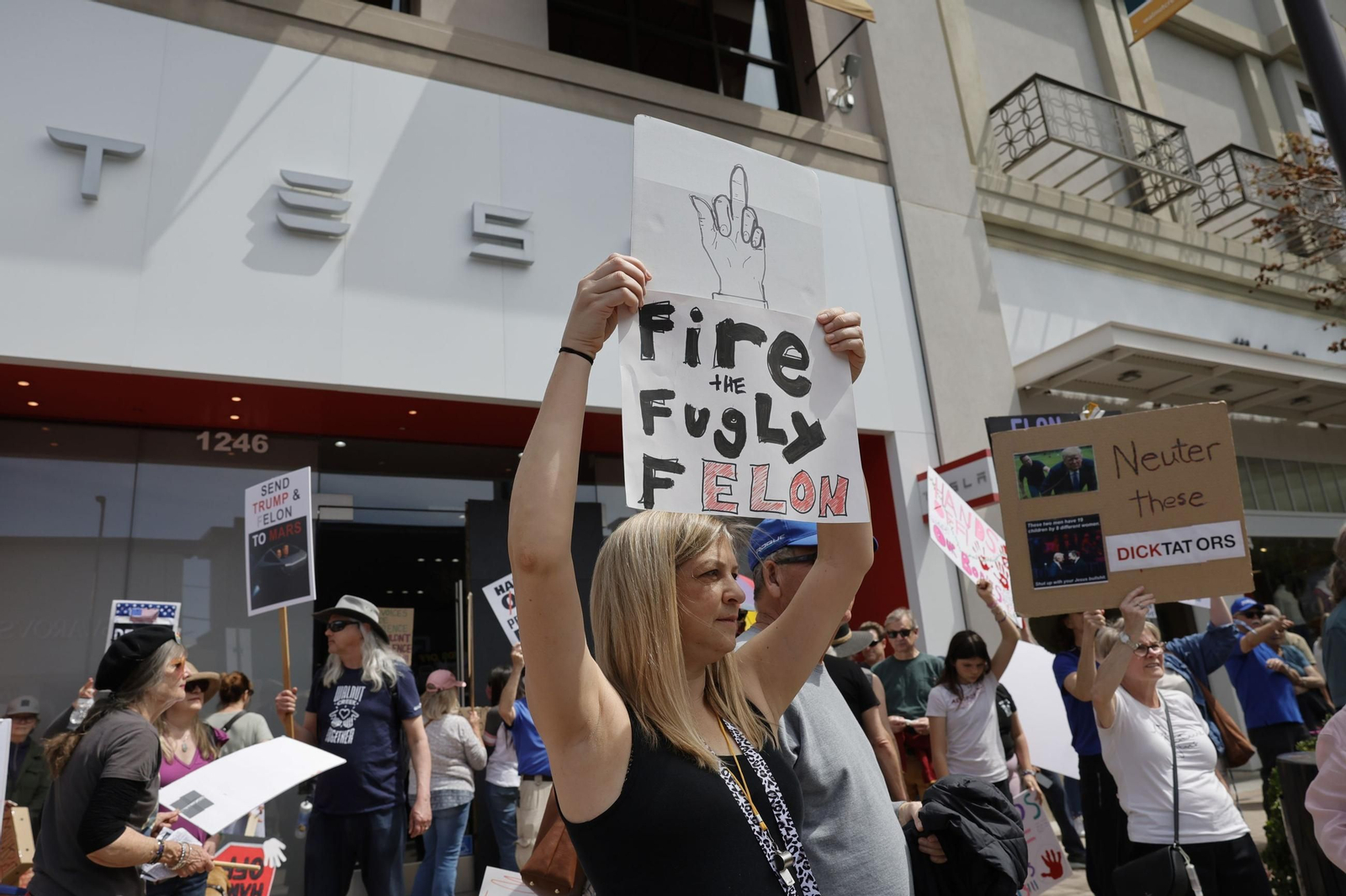 Miles de manifestantes contra Trump y Musk en EEUU: "¡Quita tus manos!"