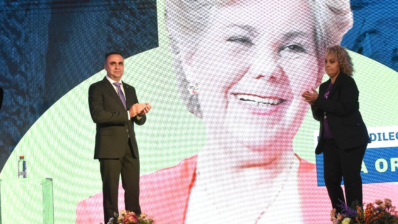 El presidente provincial, Francis Rodríguez, y Raquel Orantes, durante el nombramiento de Ana Orantes como Hija Predilecta de Granada