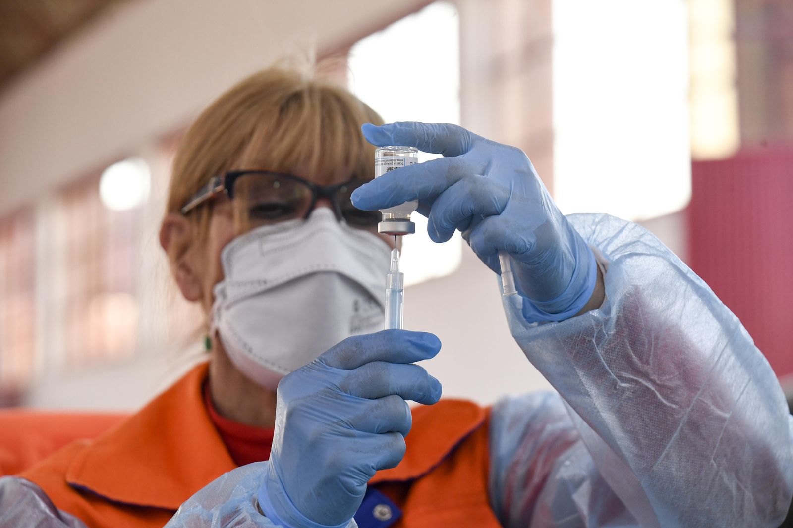 Profesional prepara una vacuna en Fermasa.