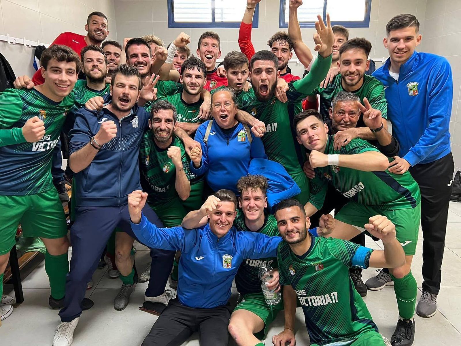 Los jugadores del Guadalcacín celebran el triunfo en Dos Hermanas.