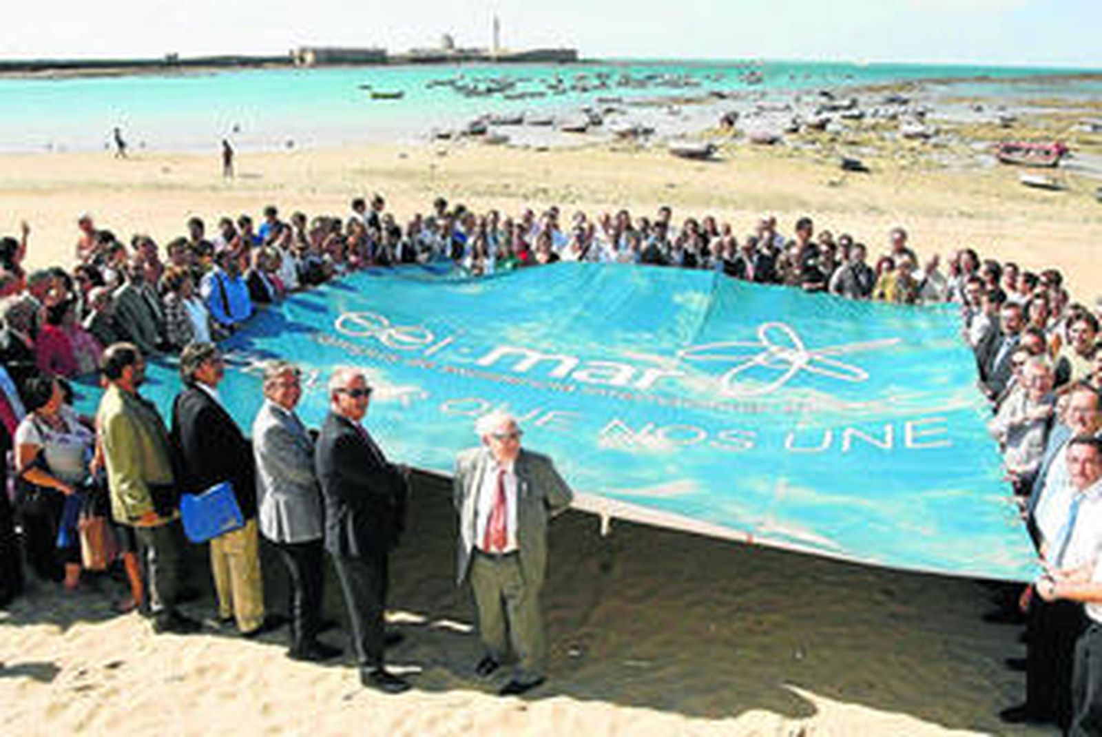Instituciones, empresas y sociedad apoyaron en octubre de 2011 el proyecto CEIMAR, en un acto celebrado en Cádiz. La foto fue tomada en La Caleta.
